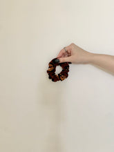 Load image into Gallery viewer, Cappuccino Swirl Scrunchie
